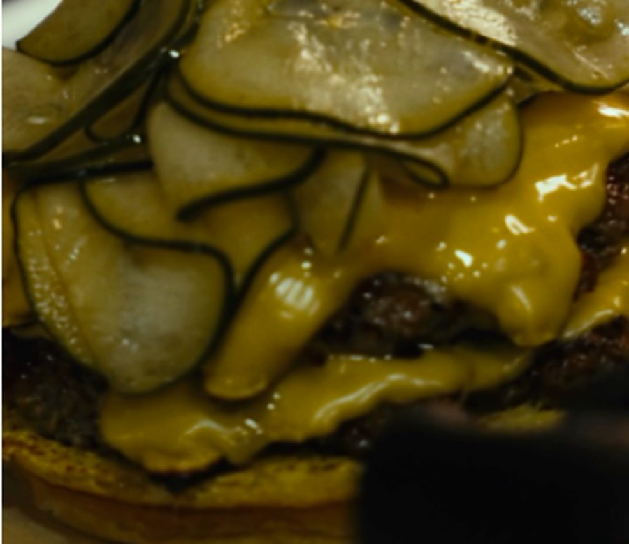 La hamburguesa perfecta A Dos Manos: pan artesanal, cebolla tempura, queso americano, carne grassfed, salsa secreta
